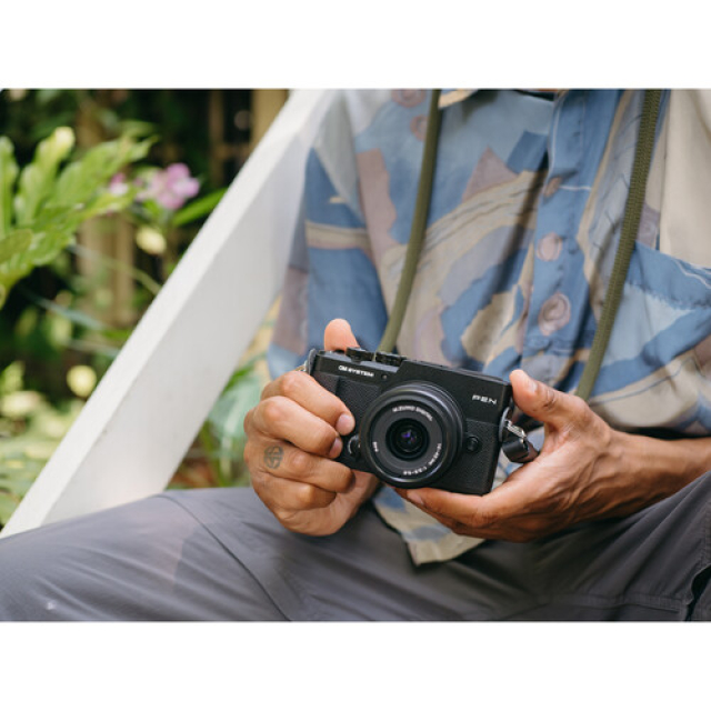 Om system olympus OM SYSTEM PEN Mirrorless Camera with 14-42mm III Lens (Black)